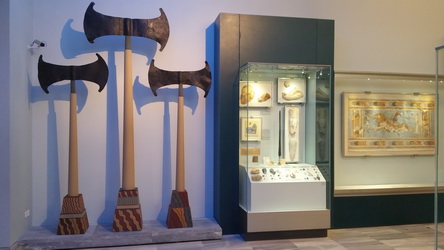 20160426_536 GR, Kreta, Heraklion, Archaeologisches Museum, Doppel-Aexte.jpg